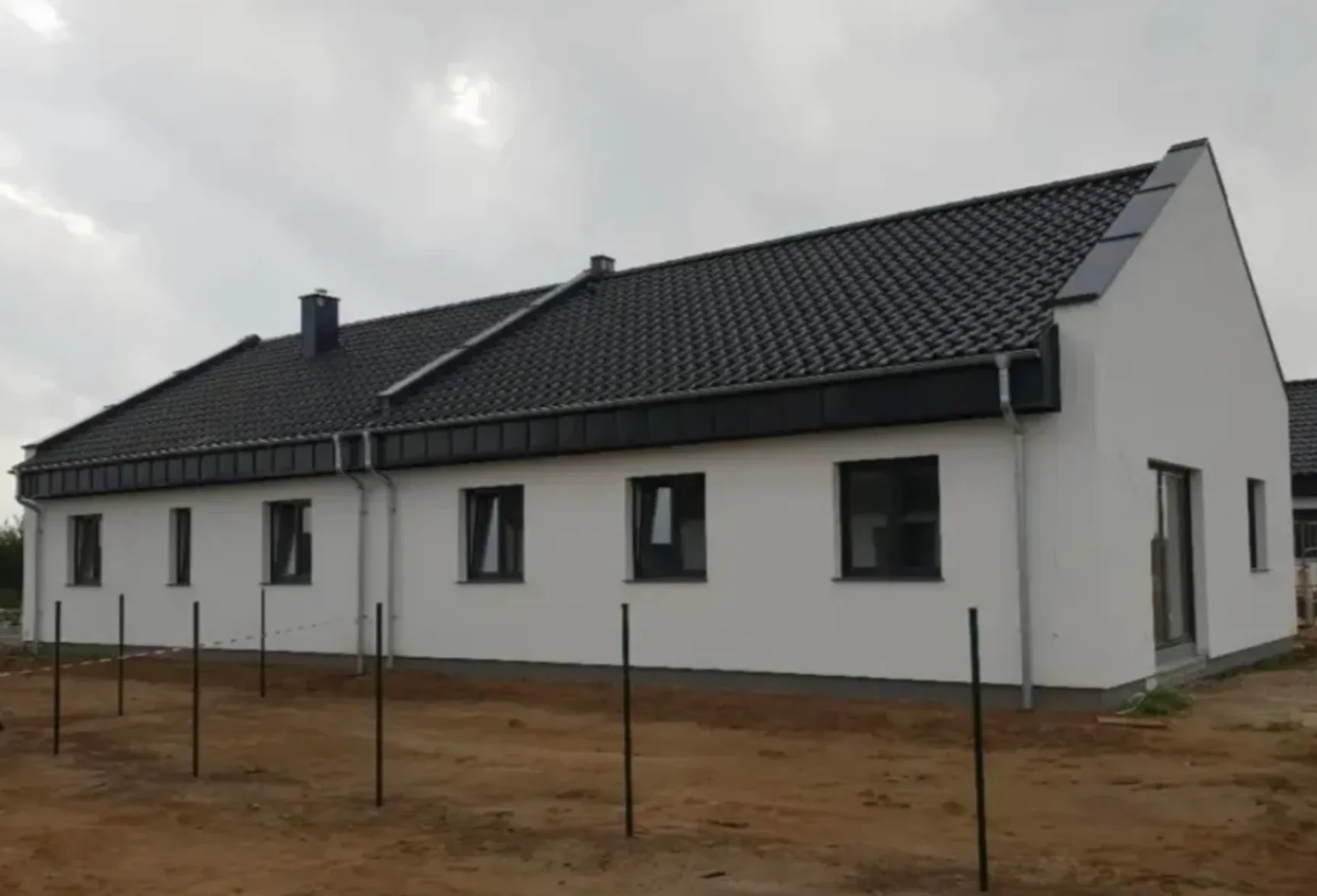 Új építésű sorház elkészült cserepes tetővel