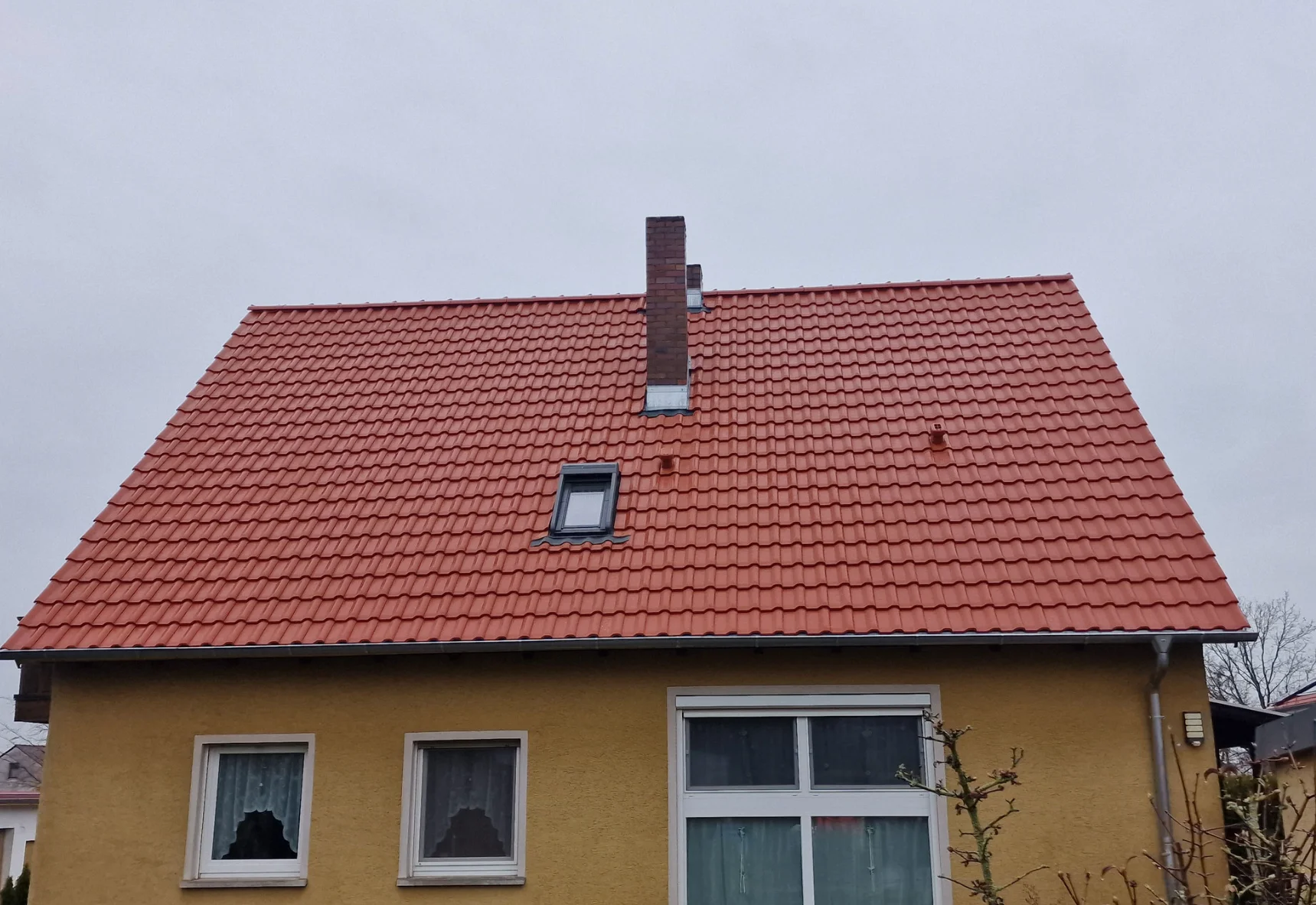 Teljes tetőcsere után elkészült vörös cserépfedés